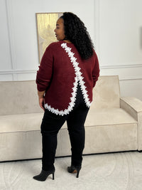 Notre pull Nalior en bordeaux allie élégance et confort. Col rond, manches longues et broderies délicates sur le bas et le dos asymétrique créent une silhouette moderne et flatteuse. Une pièce incontournable pour les femmes en quête de style raffiné.
