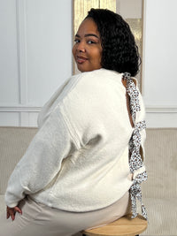 Découvrez le pull Aloïs, une pièce incontournable pour sublimer votre silhouette. Avec ses manches longues et son col rond épuré, il offre confort et élégance au quotidien. Le détail signature : un dos nu sophistiqué orné de liens à nouer aux motifs léopards, pour une touche de caractère et de sensualité.