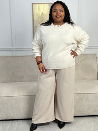 Découvrez le pull Aloïs, une pièce incontournable pour sublimer votre silhouette. Avec ses manches longues et son col rond épuré, il offre confort et élégance au quotidien. Le détail signature : un dos nu sophistiqué orné de liens à nouer aux motifs léopards, pour une touche de caractère et de sensualité.