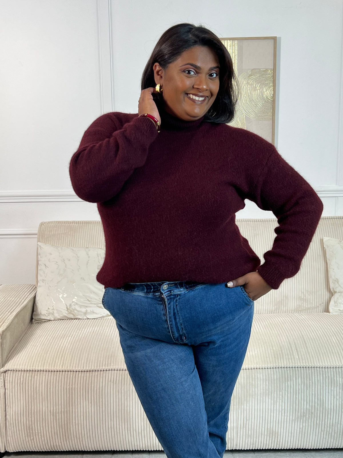 Chaleureux et confortable, ce pull séduit par sa coupe ample et son toucher d’une douceur irrésistible. Facile à porter, il allie style décontracté et cocooning, idéal pour traverser la saison avec élégance et confort.