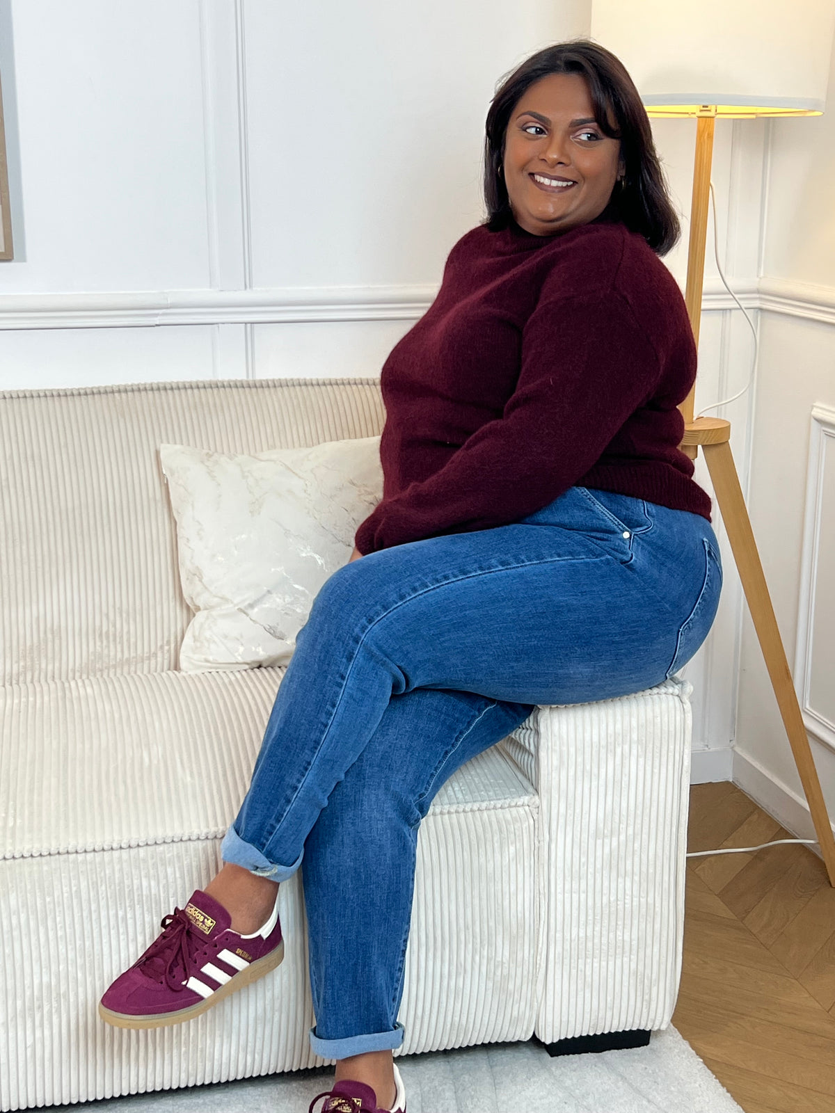 Chaleureux et confortable, ce pull séduit par sa coupe ample et son toucher d’une douceur irrésistible. Facile à porter, il allie style décontracté et cocooning, idéal pour traverser la saison avec élégance et confort.