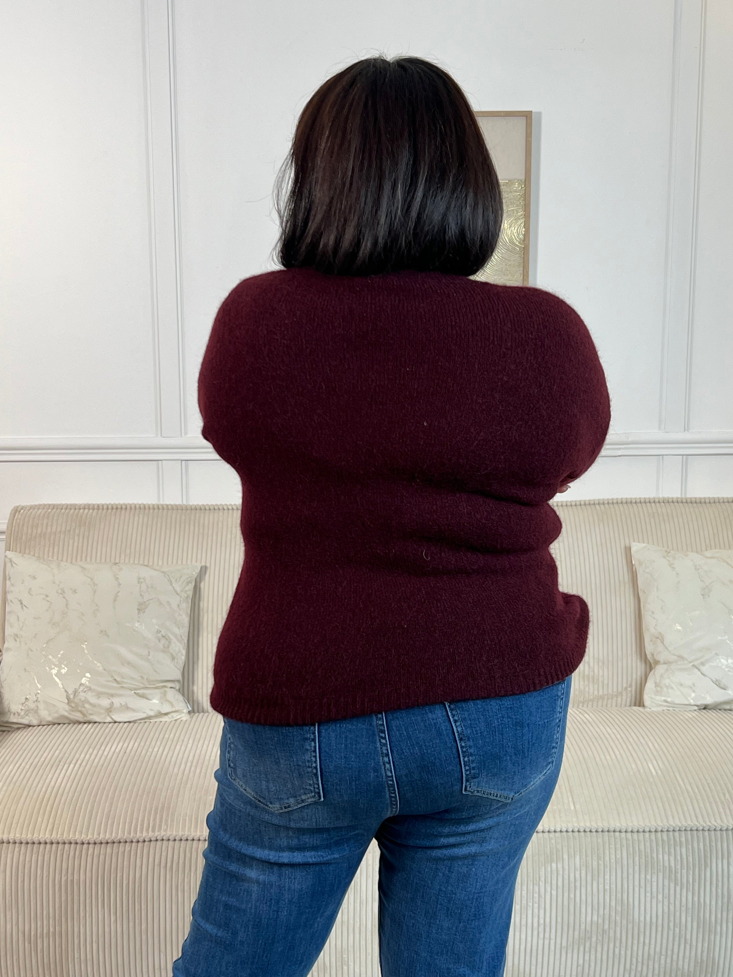 Chaleureux et confortable, ce pull séduit par sa coupe ample et son toucher d’une douceur irrésistible. Facile à porter, il allie style décontracté et cocooning, idéal pour traverser la saison avec élégance et confort.