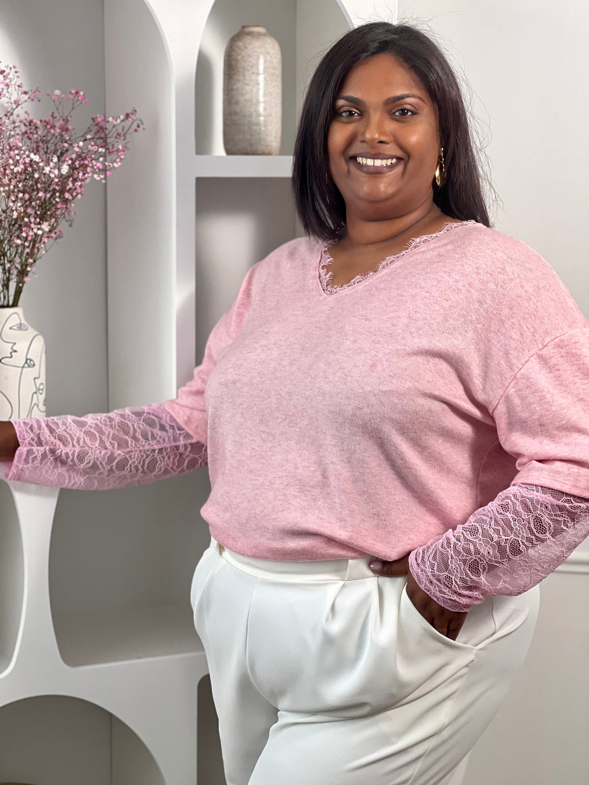 Découvrez le pull Irine, un incontournable de votre garde-robe automne-hiver. Confectionné en grande taille, ce pull rose élégant allie confort et sophistication avec ses manches longues ornées de dentelle délicate. Le col V garni de dentelle ajoute une touche de féminité raffinée à votre silhouette. Parfait pour les occasions du quotidien comme pour les soirées, ce pull se marie facilement avec vos pièces préférées pour créer des looks intemporels et flatteurs.