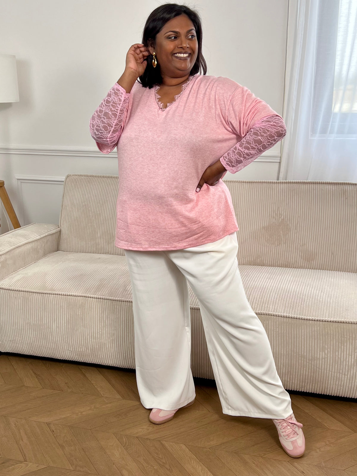 Découvrez le pull Irine, un incontournable de votre garde-robe automne-hiver. Confectionné en grande taille, ce pull rose élégant allie confort et sophistication avec ses manches longues ornées de dentelle délicate. Le col V garni de dentelle ajoute une touche de féminité raffinée à votre silhouette. Parfait pour les occasions du quotidien comme pour les soirées, ce pull se marie facilement avec vos pièces préférées pour créer des looks intemporels et flatteurs.