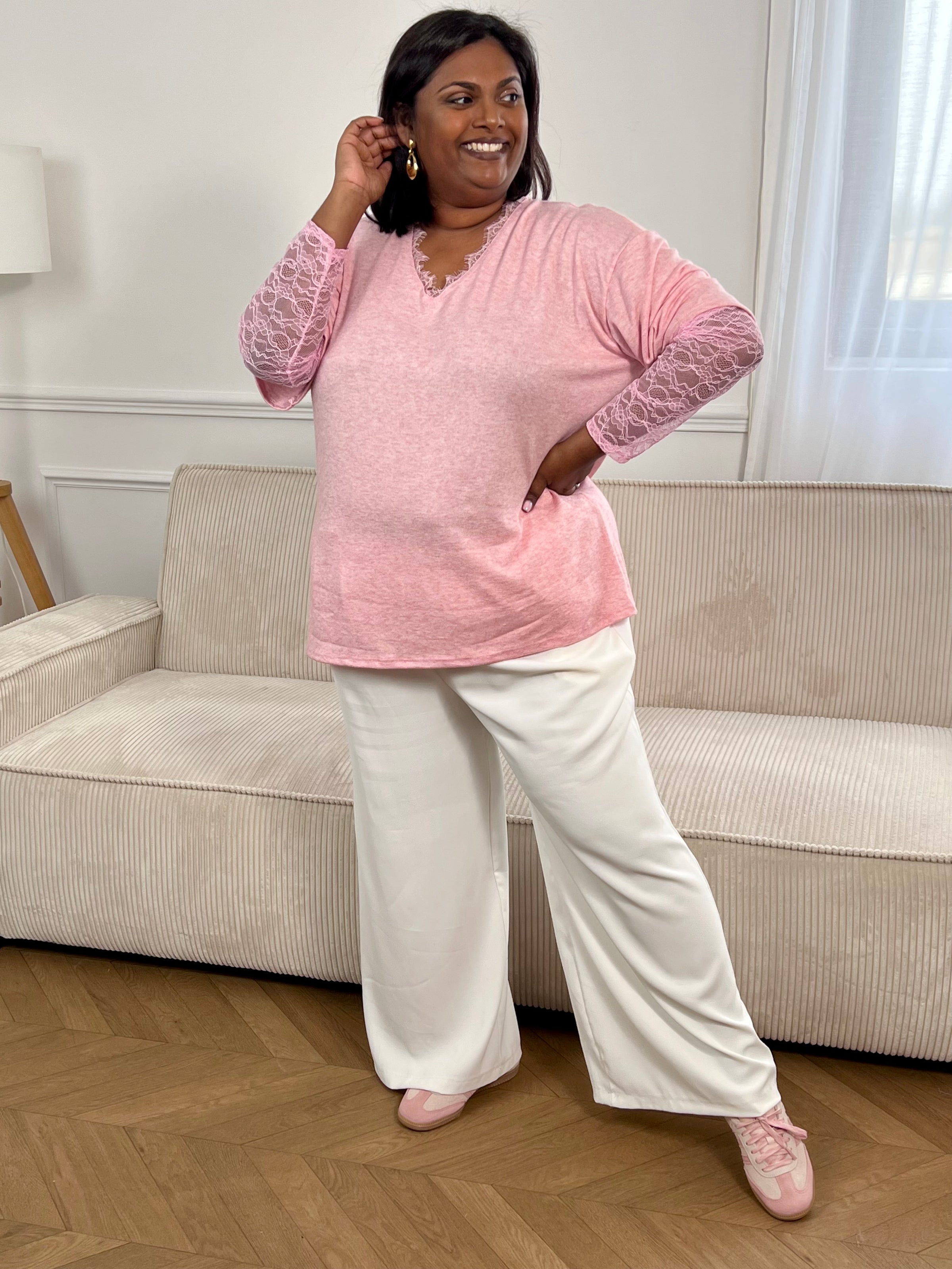 Découvrez le pull Irine, un incontournable de votre garde-robe automne-hiver. Confectionné en grande taille, ce pull rose élégant allie confort et sophistication avec ses manches longues ornées de dentelle délicate. Le col V garni de dentelle ajoute une touche de féminité raffinée à votre silhouette. Parfait pour les occasions du quotidien comme pour les soirées, ce pull se marie facilement avec vos pièces préférées pour créer des looks intemporels et flatteurs.