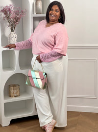 Découvrez le pull Irine, un incontournable de votre garde-robe automne-hiver. Confectionné en grande taille, ce pull rose élégant allie confort et sophistication avec ses manches longues ornées de dentelle délicate. Le col V garni de dentelle ajoute une touche de féminité raffinée à votre silhouette. Parfait pour les occasions du quotidien comme pour les soirées, ce pull se marie facilement avec vos pièces préférées pour créer des looks intemporels et flatteurs.