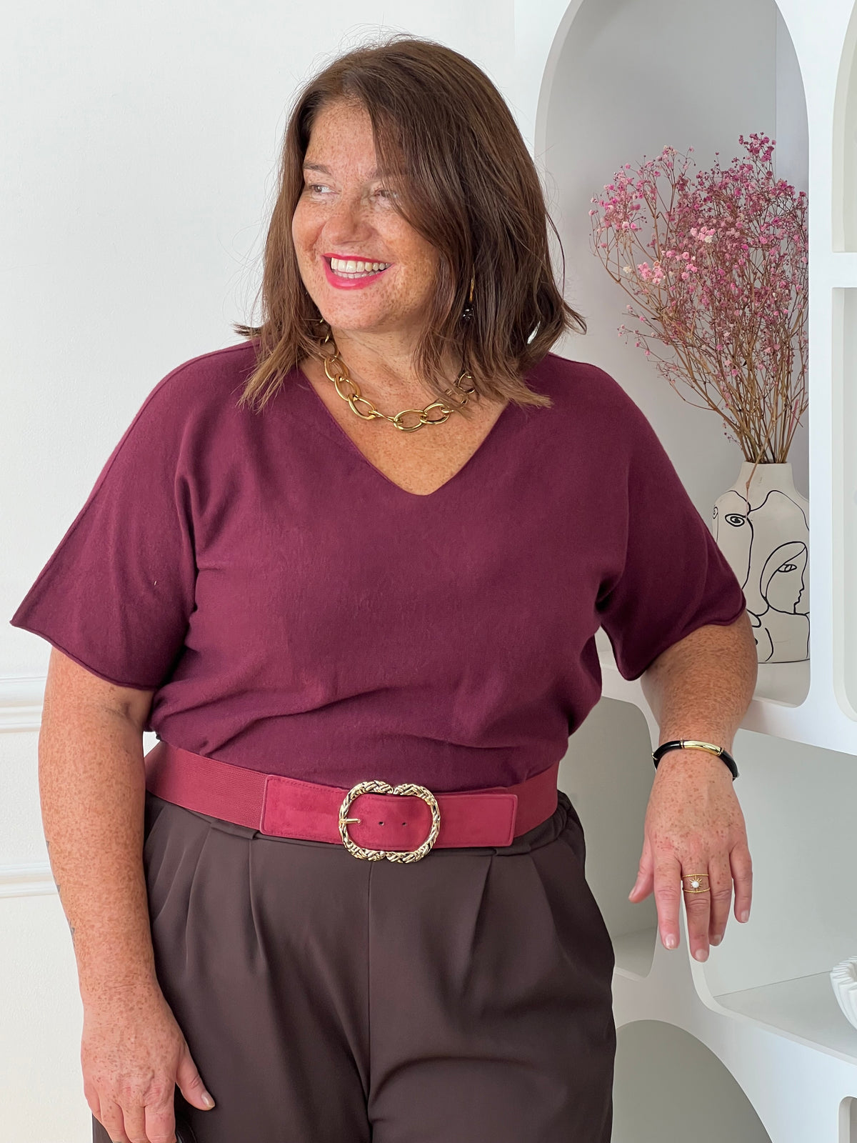 Dos du pull bordeaux grande taille Bonnie – Col V et manches courtes, Made in Italy | Loïcia