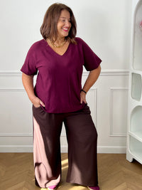Femme grande taille portant le pull fin bordeaux Bonnie – Taille unique 44/50, longueur env. 66 cm | Loïcia