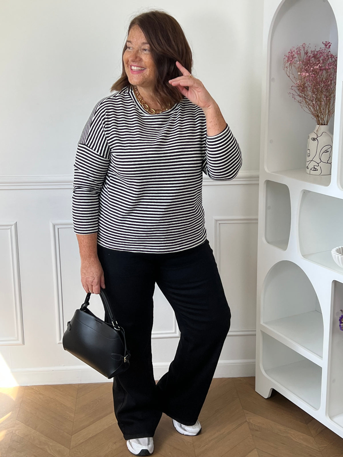 Femme grande taille portant le pull fin rayures noir écru Lyne – Taille unique 44/50, longueur env. 62 cm | Loïcia