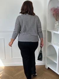 Détail rayures horizontales noir et écru du pull grande taille Lyne – 75% Coton 20% Polyester 5% Elasthanne | Loïcia