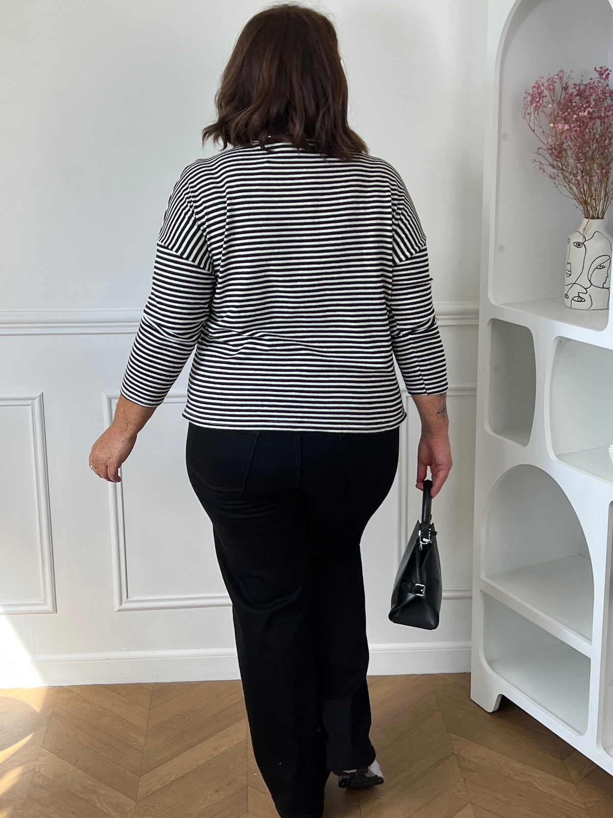 Détail rayures horizontales noir et écru du pull grande taille Lyne – 75% Coton 20% Polyester 5% Elasthanne | Loïcia