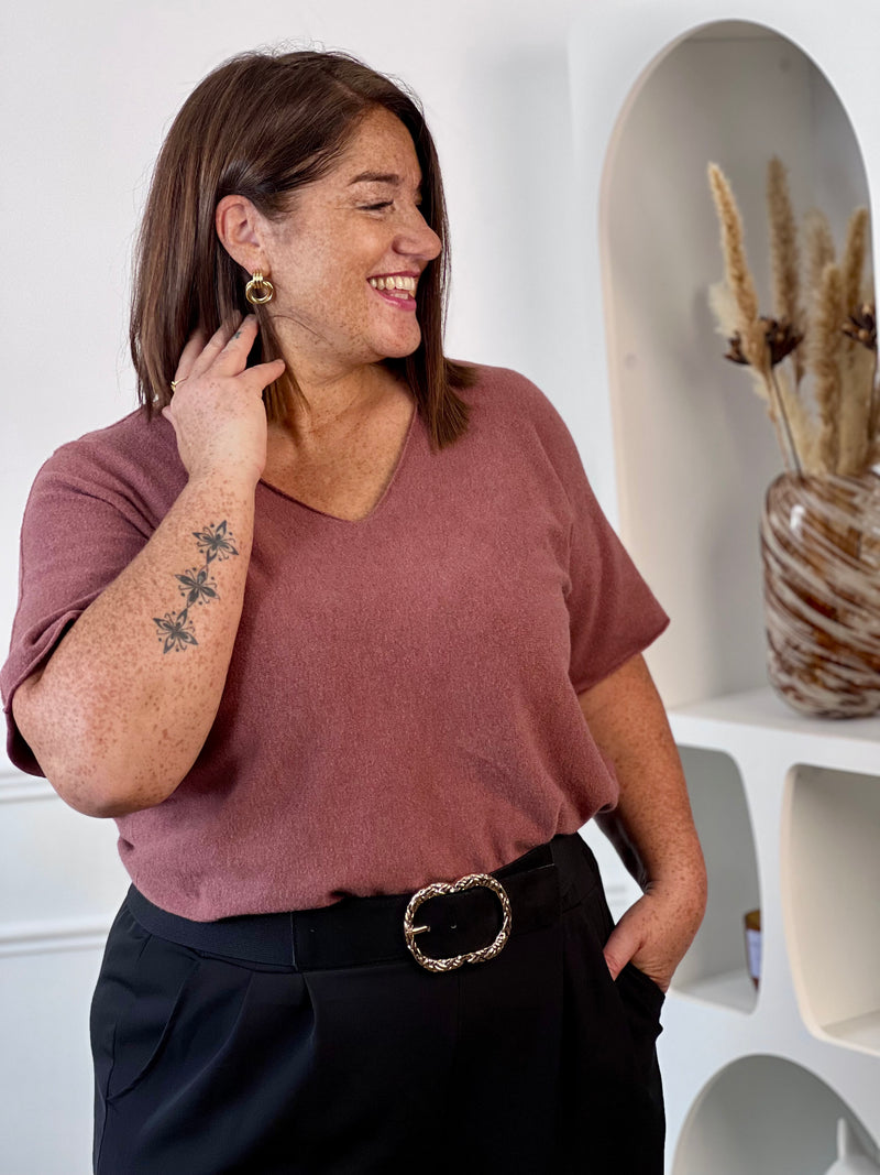 Pull fin vieux rose grande taille à col V et manches courtes, porté rentré dans un pantalon noir ceinturé – Bonnie | Loïcia