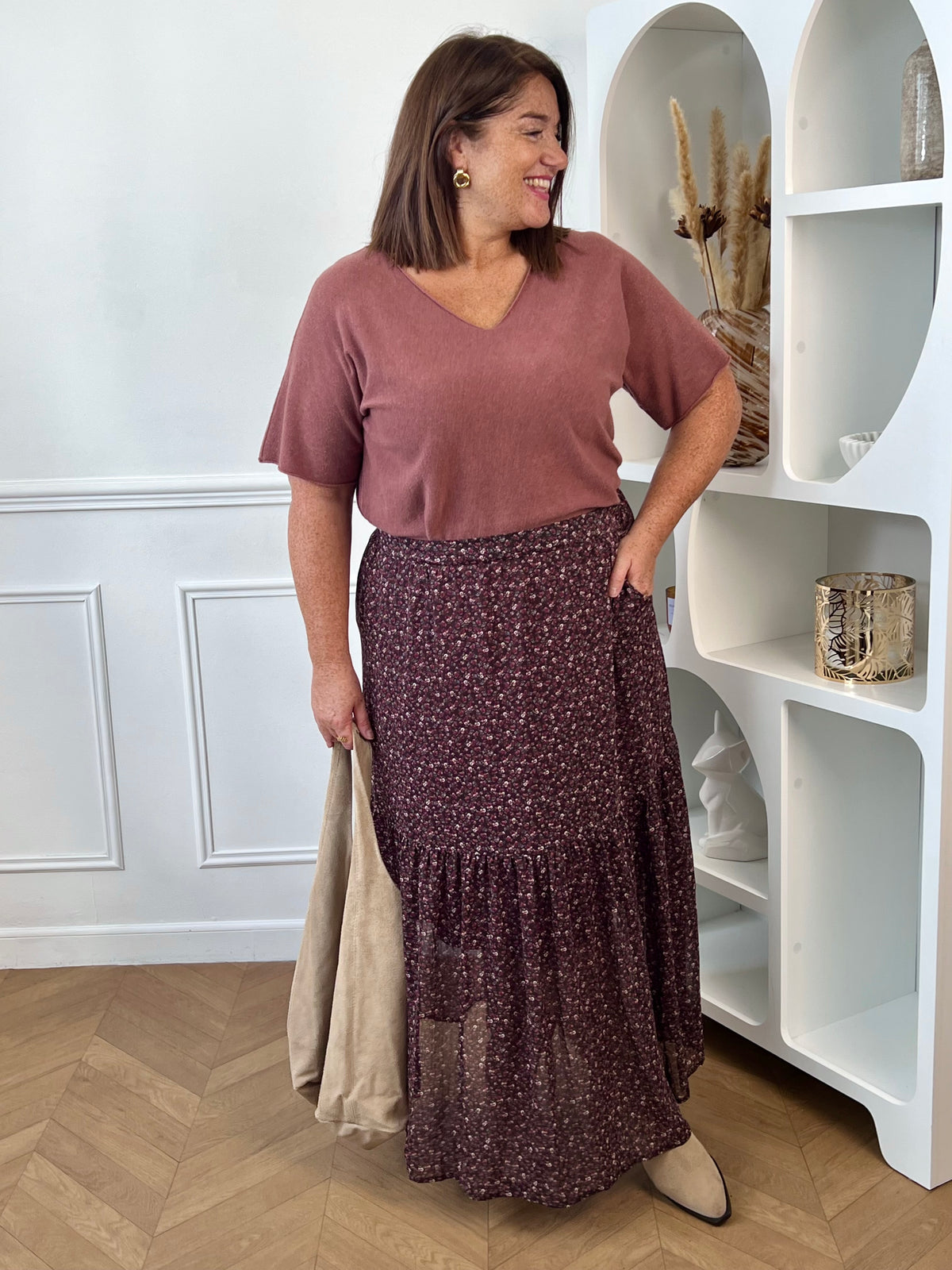 Pull fin vieux rose à manches courtes porté avec une jupe longue fleurie bordeaux – Bonnie | Loïcia