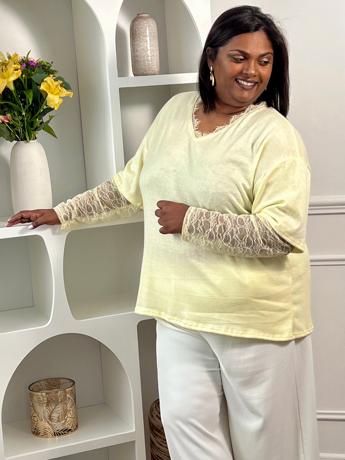 Découvrez le pull Irine, un incontournable de votre garde-robe automne-hiver. Confectionné en grande taille, ce pull jaune élégant allie confort et sophistication avec ses manches longues ornées de dentelle délicate. Le col V garni de dentelle ajoute une touche de féminité raffinée à votre silhouette. Parfait pour les occasions du quotidien comme pour les soirées, ce pull se marie facilement avec vos pièces préférées pour créer des looks intemporels et flatteurs.