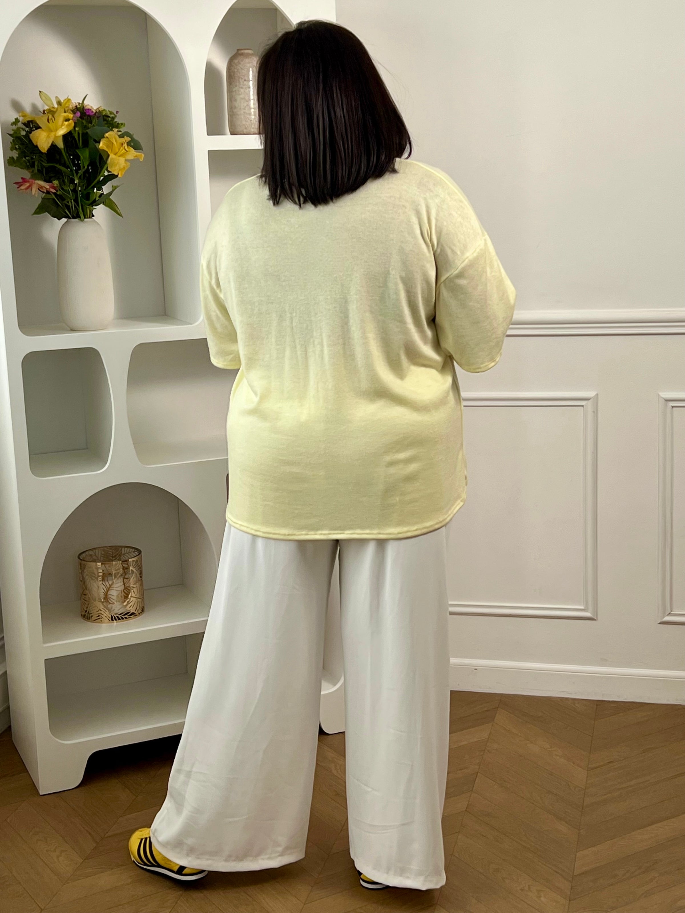 Découvrez le pull Irine, un incontournable de votre garde-robe automne-hiver. Confectionné en grande taille, ce pull jaune élégant allie confort et sophistication avec ses manches longues ornées de dentelle délicate. Le col V garni de dentelle ajoute une touche de féminité raffinée à votre silhouette. Parfait pour les occasions du quotidien comme pour les soirées, ce pull se marie facilement avec vos pièces préférées pour créer des looks intemporels et flatteurs.