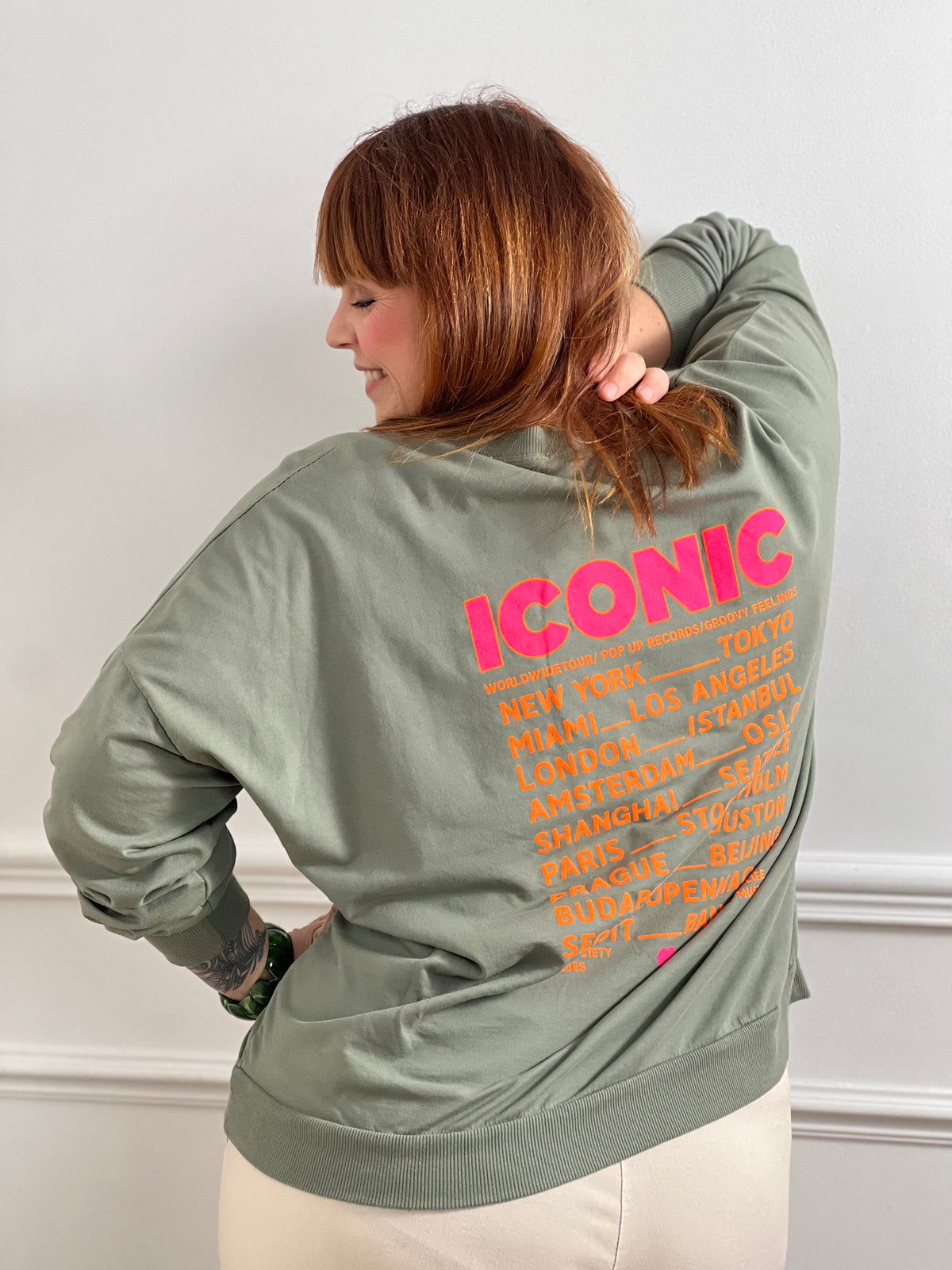 Découvrez notre sweat kaki en coton, l'allié parfait pour affirmer votre style avec assurance. Coupe généreuse spécialement pensée pour les grandes tailles, ce sweat allie confort et originalité. Son col rond et ses manches longues offrent une chaleur douce, tandis que les inscriptions rose et orange fluo sur le devant et le dos créent un contraste vibrant et dynamique. Confectionné en 100% coton.