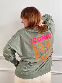 Découvrez notre sweat kaki en coton, l'allié parfait pour affirmer votre style avec assurance. Coupe généreuse spécialement pensée pour les grandes tailles, ce sweat allie confort et originalité. Son col rond et ses manches longues offrent une chaleur douce, tandis que les inscriptions rose et orange fluo sur le devant et le dos créent un contraste vibrant et dynamique. Confectionné en 100% coton.