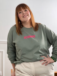 Découvrez notre sweat kaki en coton, l'allié parfait pour affirmer votre style avec assurance. Coupe généreuse spécialement pensée pour les grandes tailles, ce sweat allie confort et originalité. Son col rond et ses manches longues offrent une chaleur douce, tandis que les inscriptions rose et orange fluo sur le devant et le dos créent un contraste vibrant et dynamique. Confectionné en 100% coton.