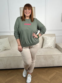 Découvrez notre sweat kaki en coton, l'allié parfait pour affirmer votre style avec assurance. Coupe généreuse spécialement pensée pour les grandes tailles, ce sweat allie confort et originalité. Son col rond et ses manches longues offrent une chaleur douce, tandis que les inscriptions rose et orange fluo sur le devant et le dos créent un contraste vibrant et dynamique. Confectionné en 100% coton.