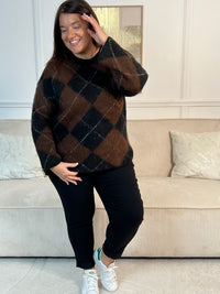 Pull femme Aveline aux motifs losanges géométriques. Manches longues et col rond pour un style intemporel. Teintes harmonieuses de marron, écru et gris foncé qui s'associent facilement à vos tenues du quotidien.