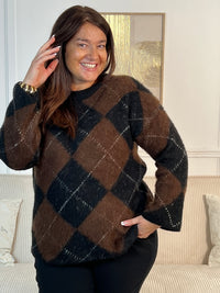 Pull femme Aveline aux motifs losanges géométriques. Manches longues et col rond pour un style intemporel. Teintes harmonieuses de marron, écru et gris foncé qui s'associent facilement à vos tenues du quotidien.
