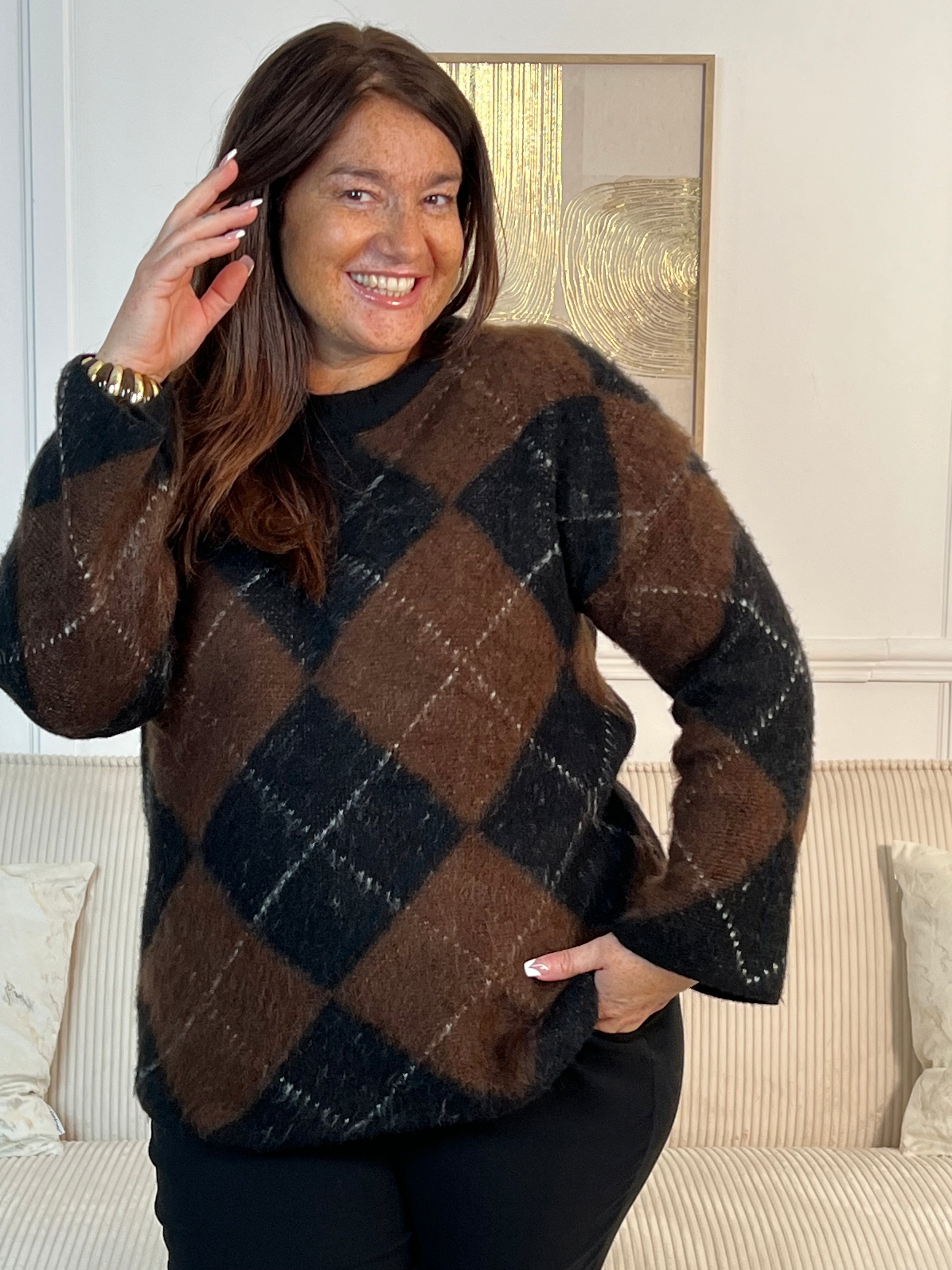 Pull femme Aveline aux motifs losanges géométriques. Manches longues et col rond pour un style intemporel. Teintes harmonieuses de marron, écru et gris foncé qui s'associent facilement à vos tenues du quotidien.