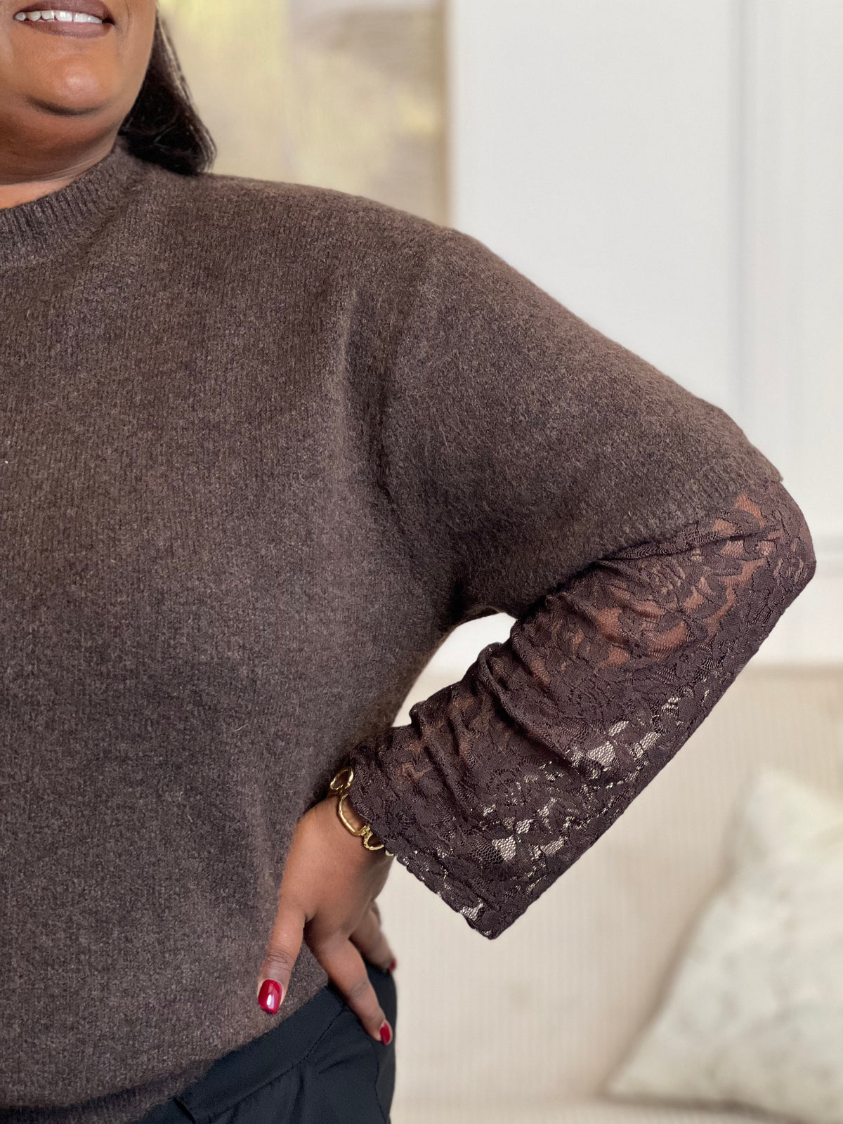 Un essentiel twisté avec élégance. Ce pull marron à manches longues en dentelle mêle douceur et transparence pour un style à la fois simple et raffiné.