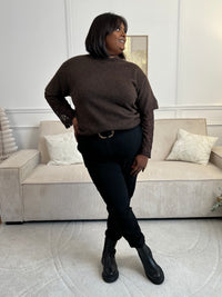 Un essentiel twisté avec élégance. Ce pull marron à manches longues en dentelle mêle douceur et transparence pour un style à la fois simple et raffiné.