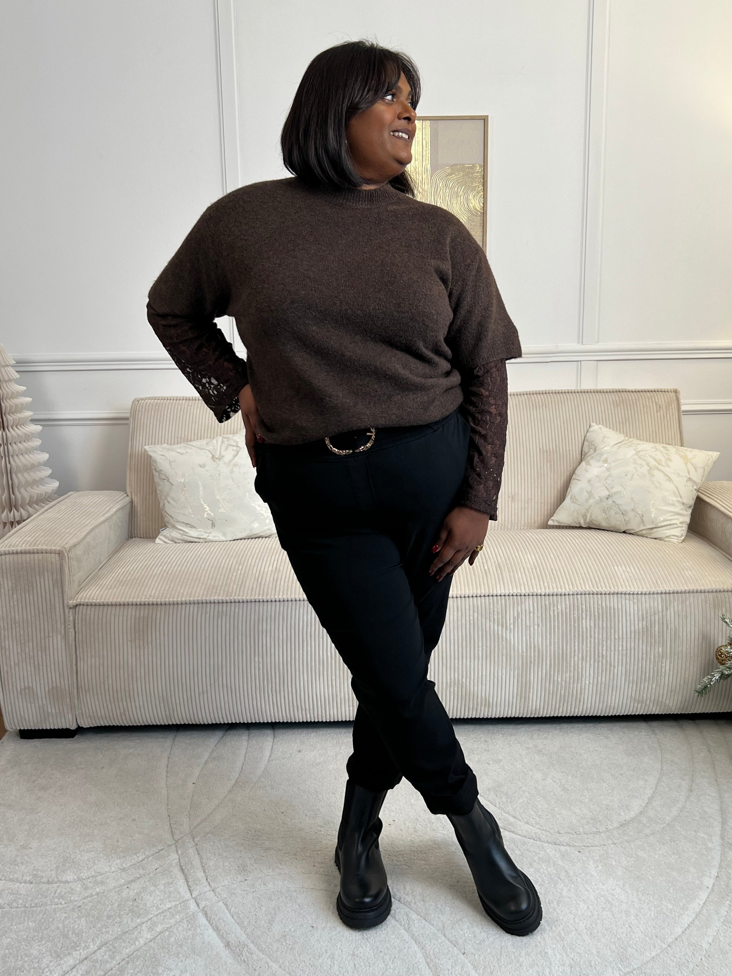 Un essentiel twisté avec élégance. Ce pull marron à manches longues en dentelle mêle douceur et transparence pour un style à la fois simple et raffiné.