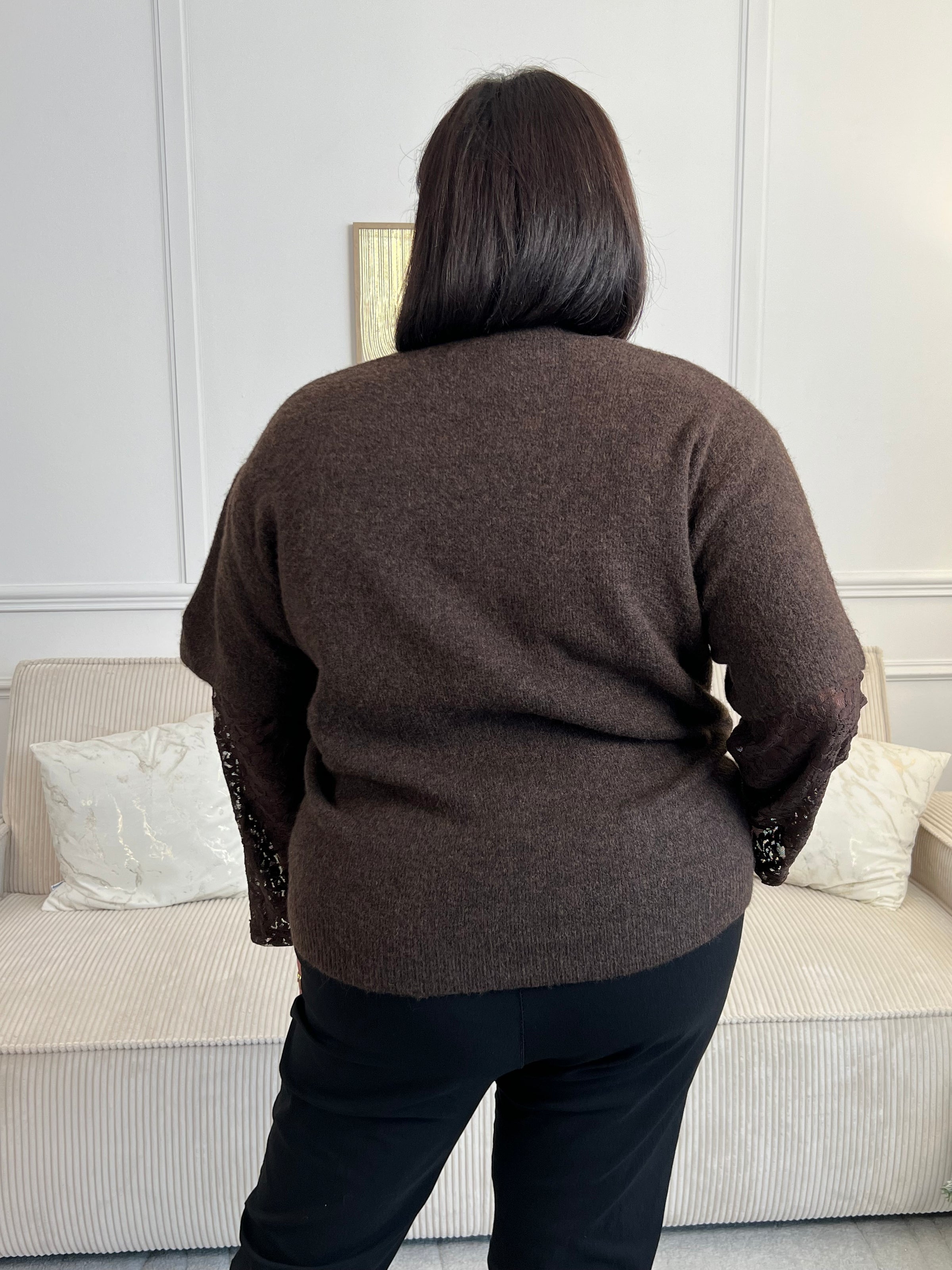 Un essentiel twisté avec élégance. Ce pull marron à manches longues en dentelle mêle douceur et transparence pour un style à la fois simple et raffiné.
