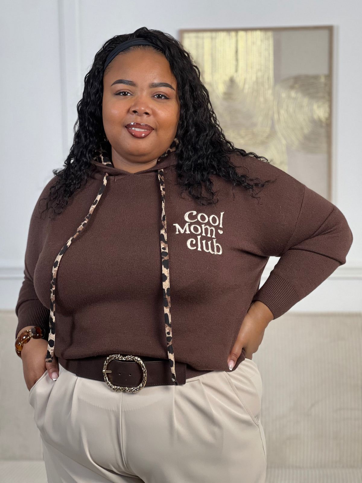 Rejoignez le "Cool mom club" avec notre pull marron à capuche Naelya. Les cordons léopards apportent une touche de style, tandis que l'intérieur léopard de la capuche vous garde au chaud. Les manches longues vous offrent confort et praticité.