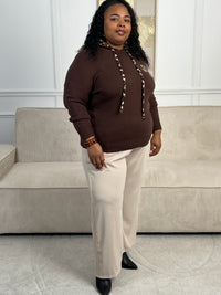 Rejoignez le "Cool mom club" avec notre pull marron à capuche Naelya. Les cordons léopards apportent une touche de style, tandis que l'intérieur léopard de la capuche vous garde au chaud. Les manches longues vous offrent confort et praticité.