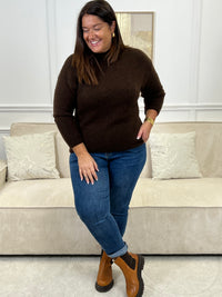 Chaleureux et confortable, ce pull séduit par sa coupe ample et son toucher d’une douceur irrésistible. Facile à porter, il allie style décontracté et cocooning, idéal pour traverser la saison avec élégance et confort.