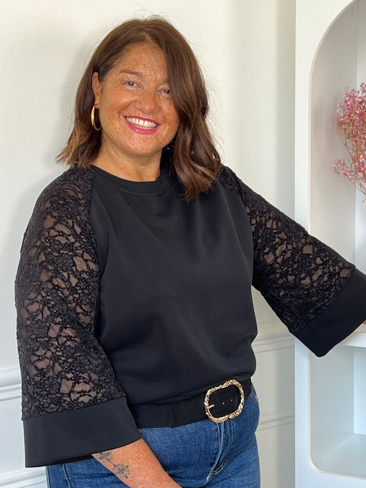 Pull noir avec manches dentelle grande taille femme – Alec | Loïcia