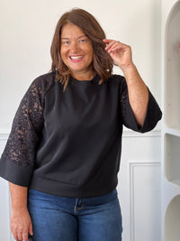 Femme grande taille portant le pull noir dentelle Alec – Col rond, taille unique 44/50 | Loïcia