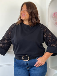 Détail col rond et buste du pull noir dentelle grande taille Alec – 47% Viscose 46% Polyamide | Loïcia