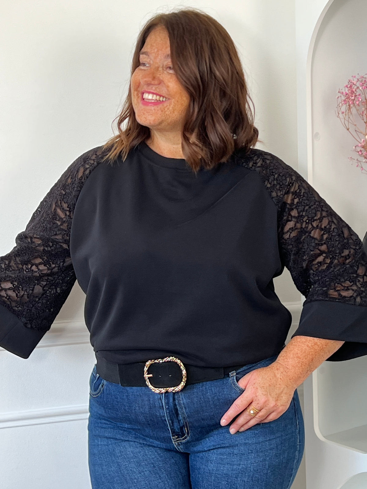 Détail col rond et buste du pull noir dentelle grande taille Alec – 47% Viscose 46% Polyamide | Loïcia