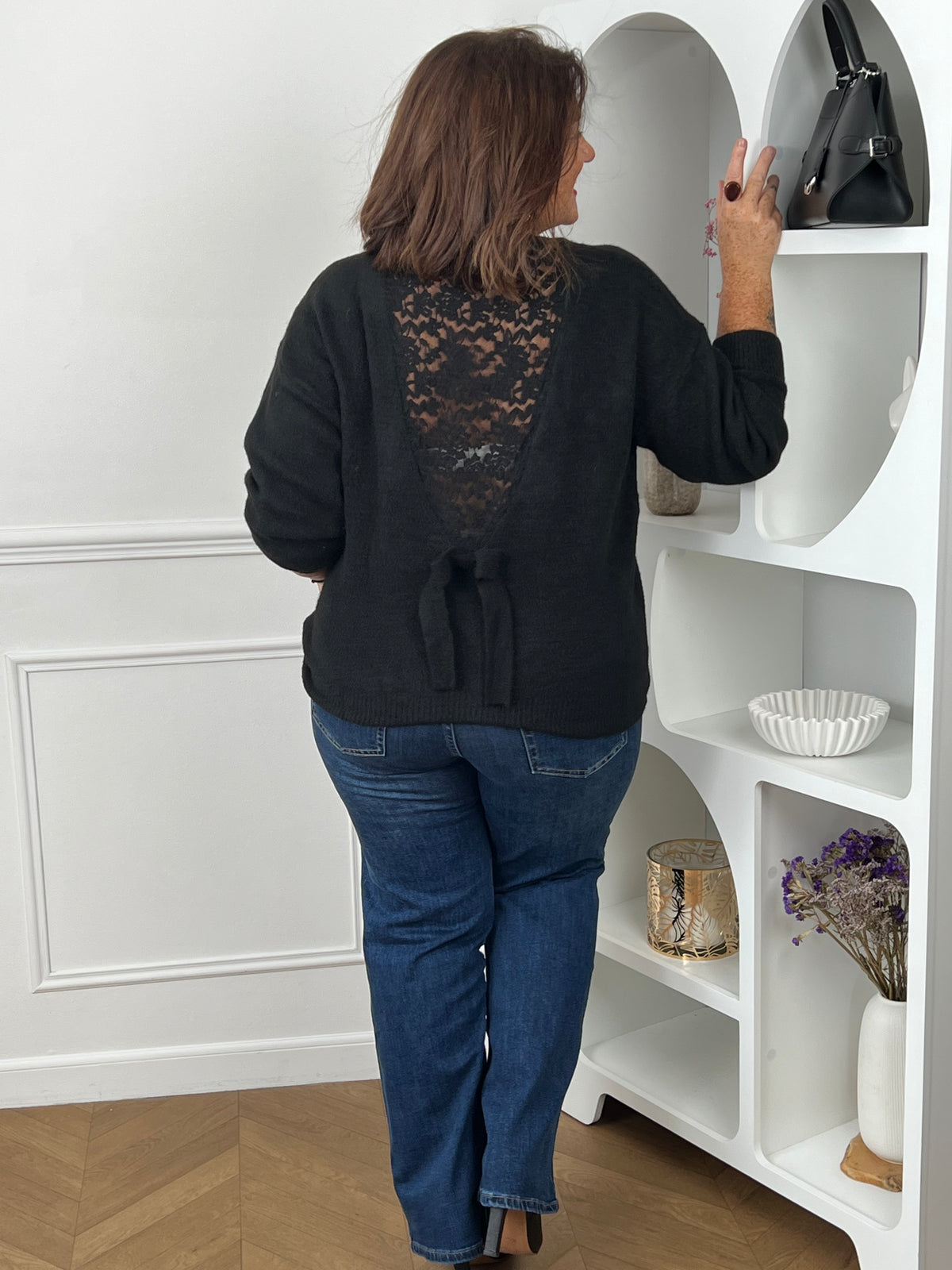 Femme grande taille portant le pull noir Mely – Col rond, longueur env. 66 cm | Loïcia