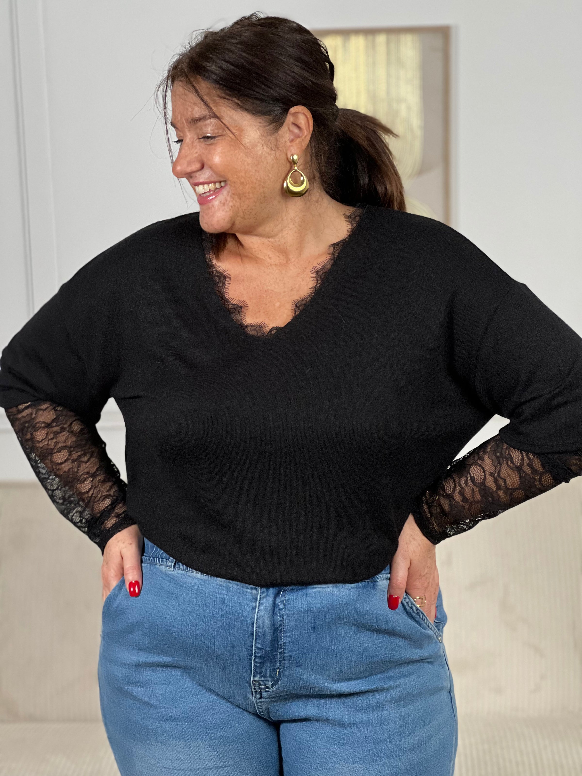 Découvrez le pull Irine, un incontournable de votre garde-robe automne-hiver. Confectionné en grande taille, ce pull noir élégant allie confort et sophistication avec ses manches longues ornées de dentelle délicate. Le col V garni de dentelle ajoute une touche de féminité raffinée à votre silhouette. Parfait pour les occasions du quotidien comme pour les soirées, ce pull se marie facilement avec vos pièces préférées pour créer des looks intemporels et flatteurs.