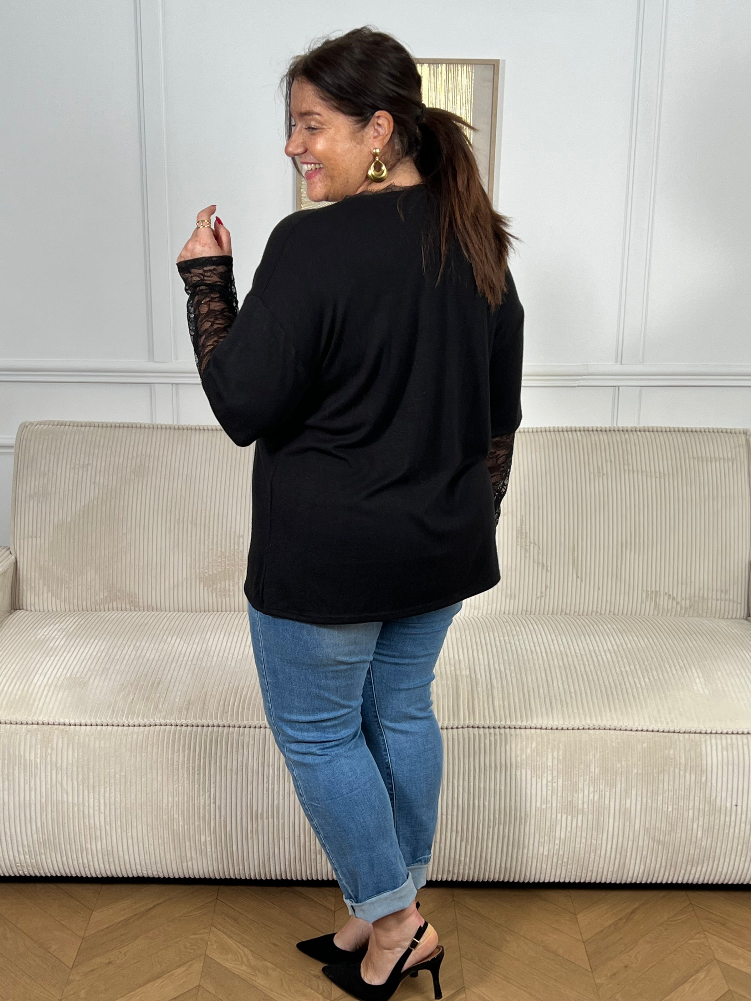 Découvrez le pull Irine, un incontournable de votre garde-robe automne-hiver. Confectionné en grande taille, ce pull noir élégant allie confort et sophistication avec ses manches longues ornées de dentelle délicate. Le col V garni de dentelle ajoute une touche de féminité raffinée à votre silhouette. Parfait pour les occasions du quotidien comme pour les soirées, ce pull se marie facilement avec vos pièces préférées pour créer des looks intemporels et flatteurs.