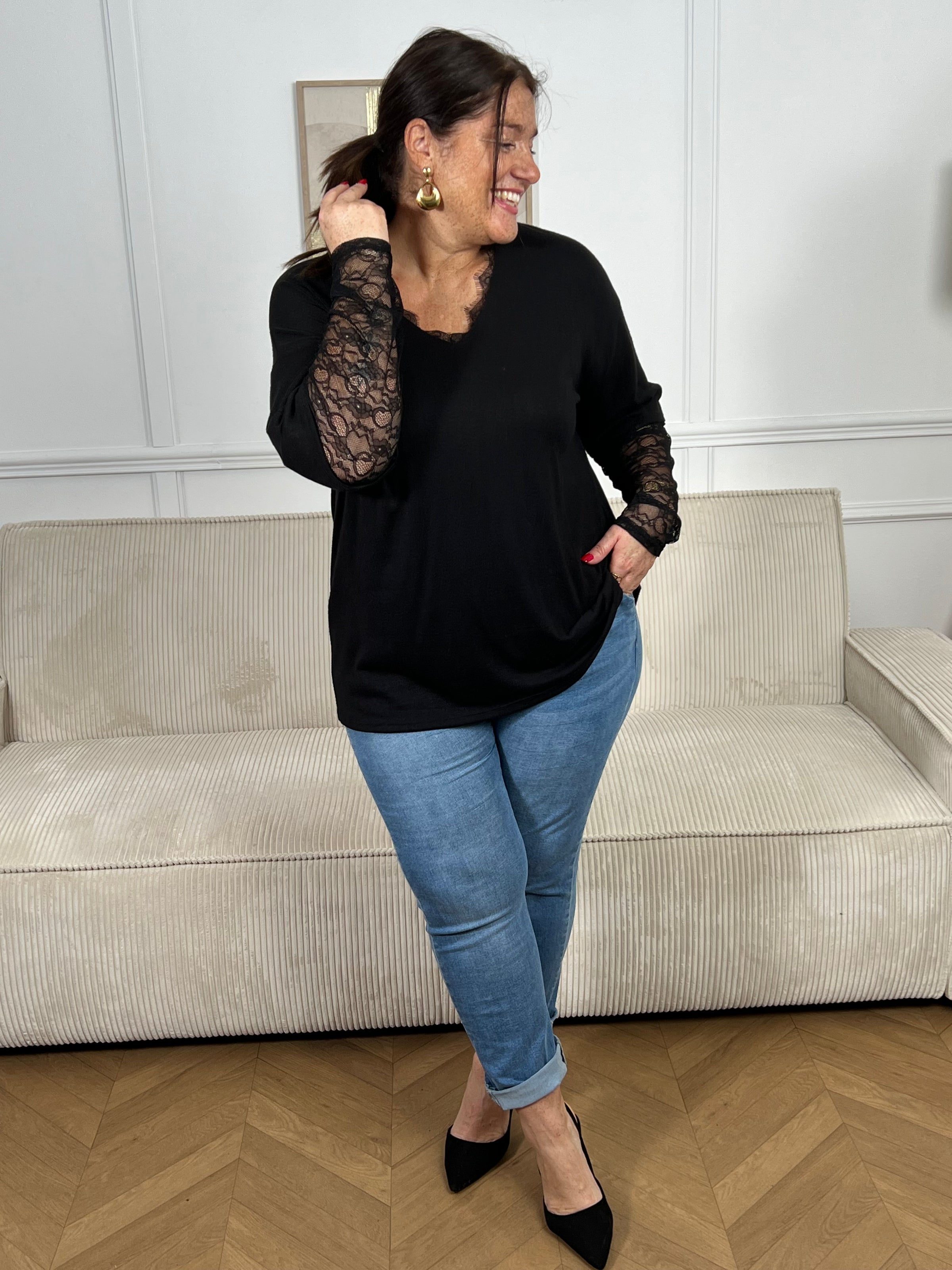 Découvrez le pull Irine, un incontournable de votre garde-robe automne-hiver. Confectionné en grande taille, ce pull noir élégant allie confort et sophistication avec ses manches longues ornées de dentelle délicate. Le col V garni de dentelle ajoute une touche de féminité raffinée à votre silhouette. Parfait pour les occasions du quotidien comme pour les soirées, ce pull se marie facilement avec vos pièces préférées pour créer des looks intemporels et flatteurs.