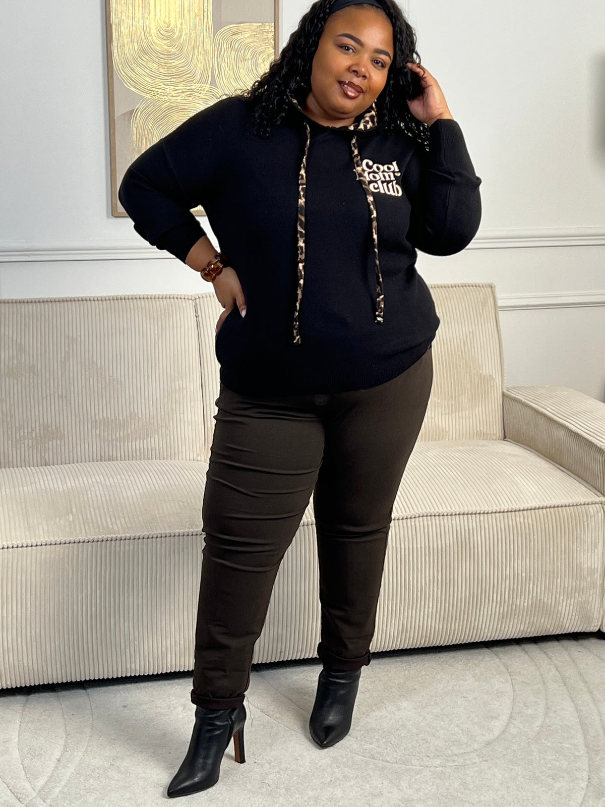 Rejoignez le "Cool mom club" avec notre pull noir à capuche Naelya. Les cordons léopards apportent une touche de style, tandis que l'intérieur léopard de la capuche vous garde au chaud. Les manches longues vous offrent confort et praticité.