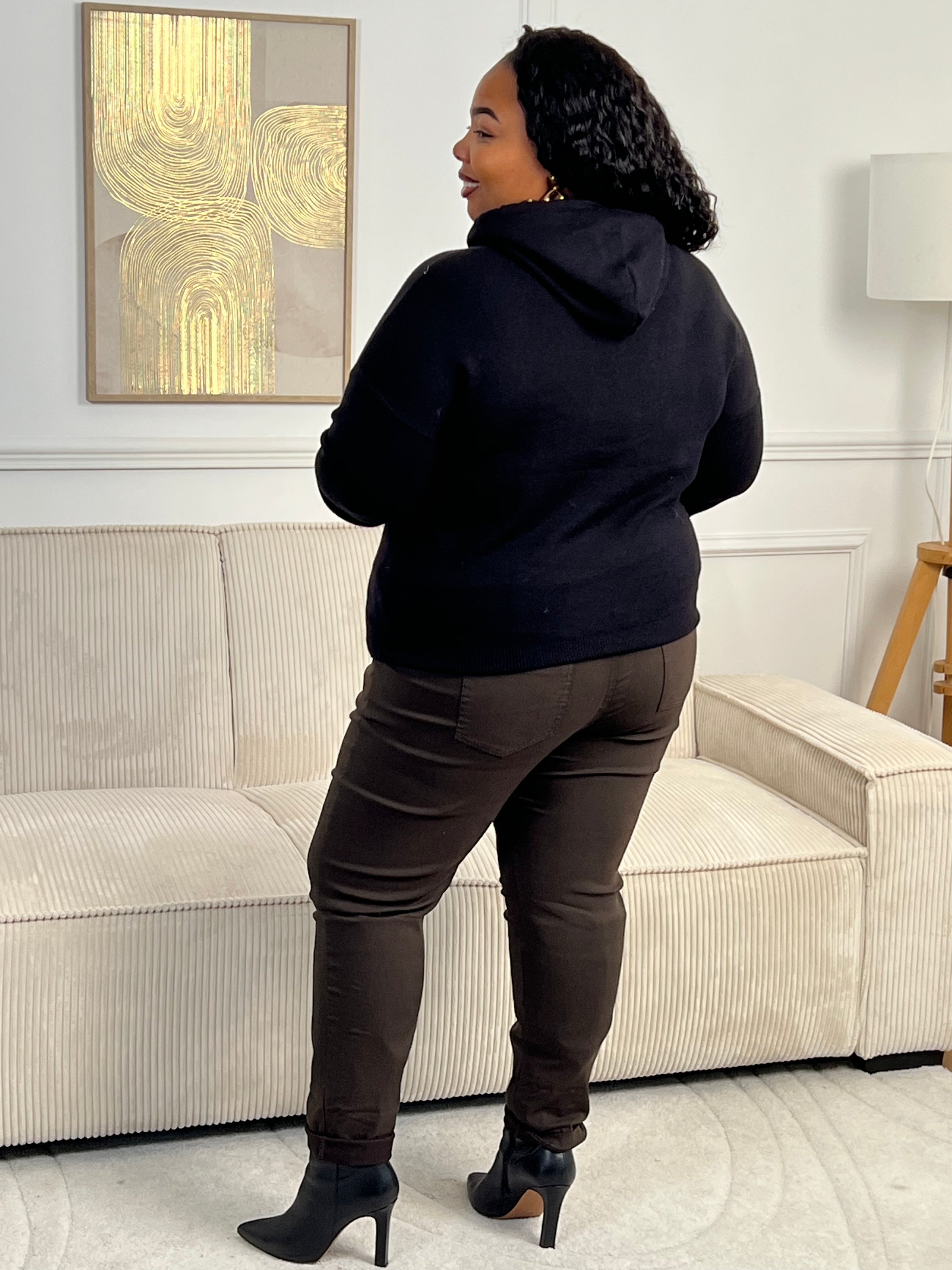 Rejoignez le "Cool mom club" avec notre pull noir à capuche Naelya. Les cordons léopards apportent une touche de style, tandis que l'intérieur léopard de la capuche vous garde au chaud. Les manches longues vous offrent confort et praticité.