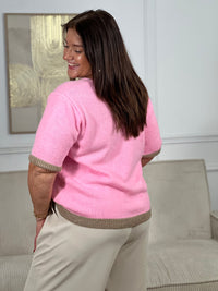 Pull rose grande taille Niya : élégance et confort réunis. Coupe généreuse avec manches courtes et col V flatteuse, parfait pour les silhouettes généreuses. Détail signature : inscription camel en relief "Crème de la crème" qui affirme votre style avec assurance. Bordures taupe sophistiquées pour une finition soignée.