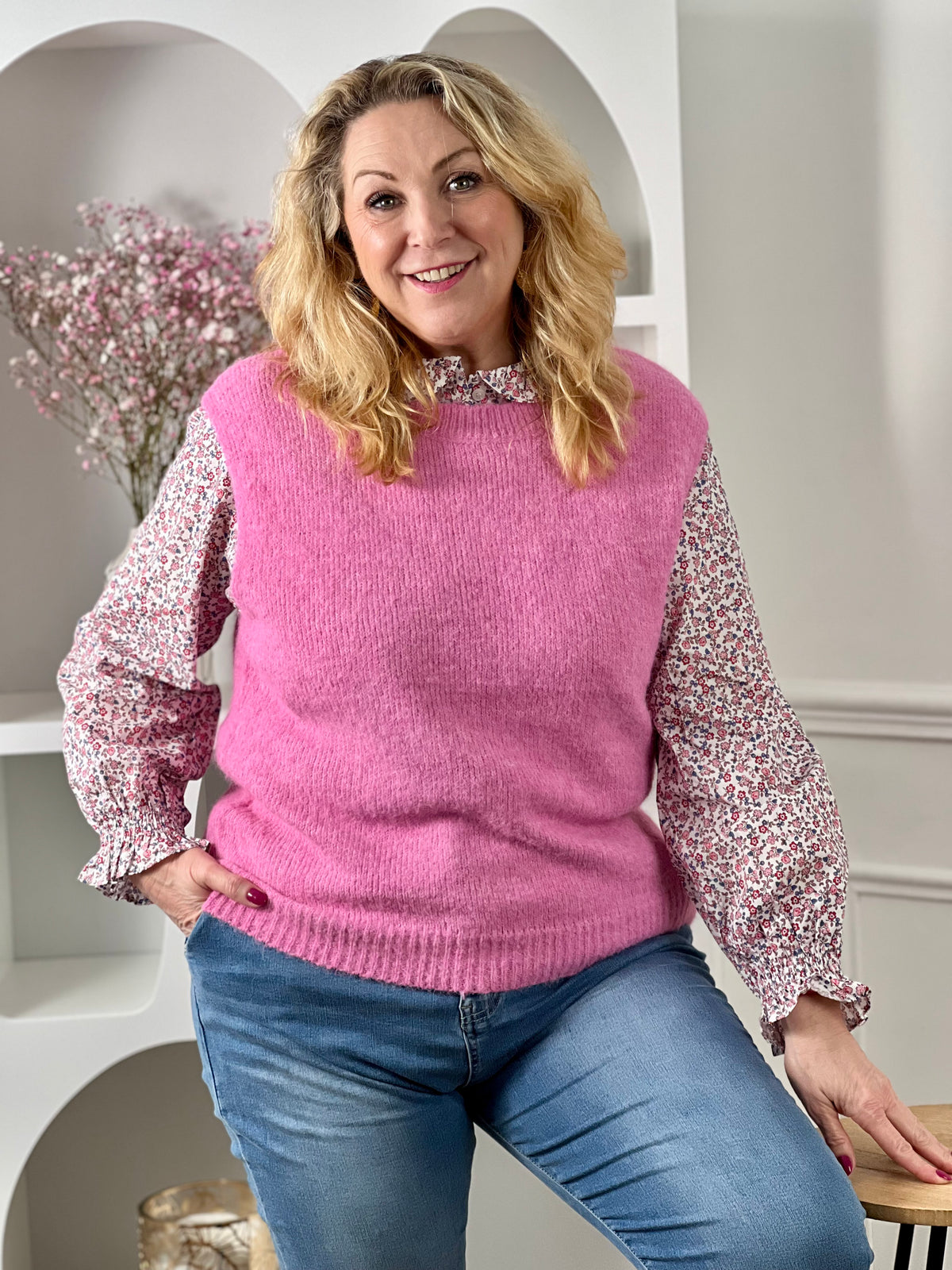 Craquez pour ce pull rose grande taille femme sans manches, idéal pour la mi-saison. Doté d’un col rond classique, il apporte une touche de douceur et de féminité à vos tenues. Sa couleur rose lumineuse sublime facilement vos looks du quotidien.