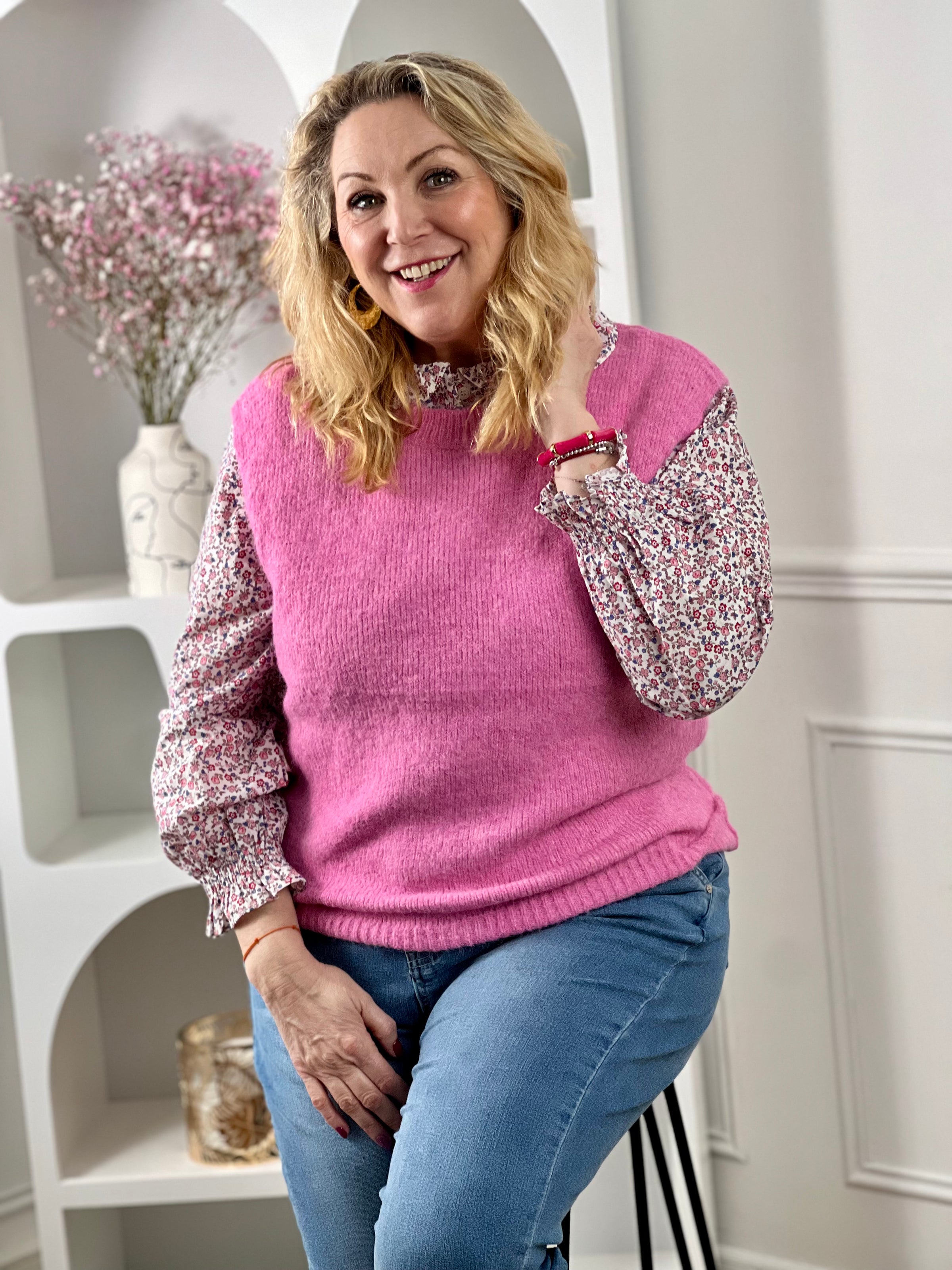 Craquez pour ce pull rose grande taille femme sans manches, idéal pour la mi-saison. Doté d’un col rond classique, il apporte une touche de douceur et de féminité à vos tenues. Sa couleur rose lumineuse sublime facilement vos looks du quotidien.