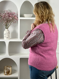 Craquez pour ce pull rose grande taille femme sans manches, idéal pour la mi-saison. Doté d’un col rond classique, il apporte une touche de douceur et de féminité à vos tenues. Sa couleur rose lumineuse sublime facilement vos looks du quotidien.