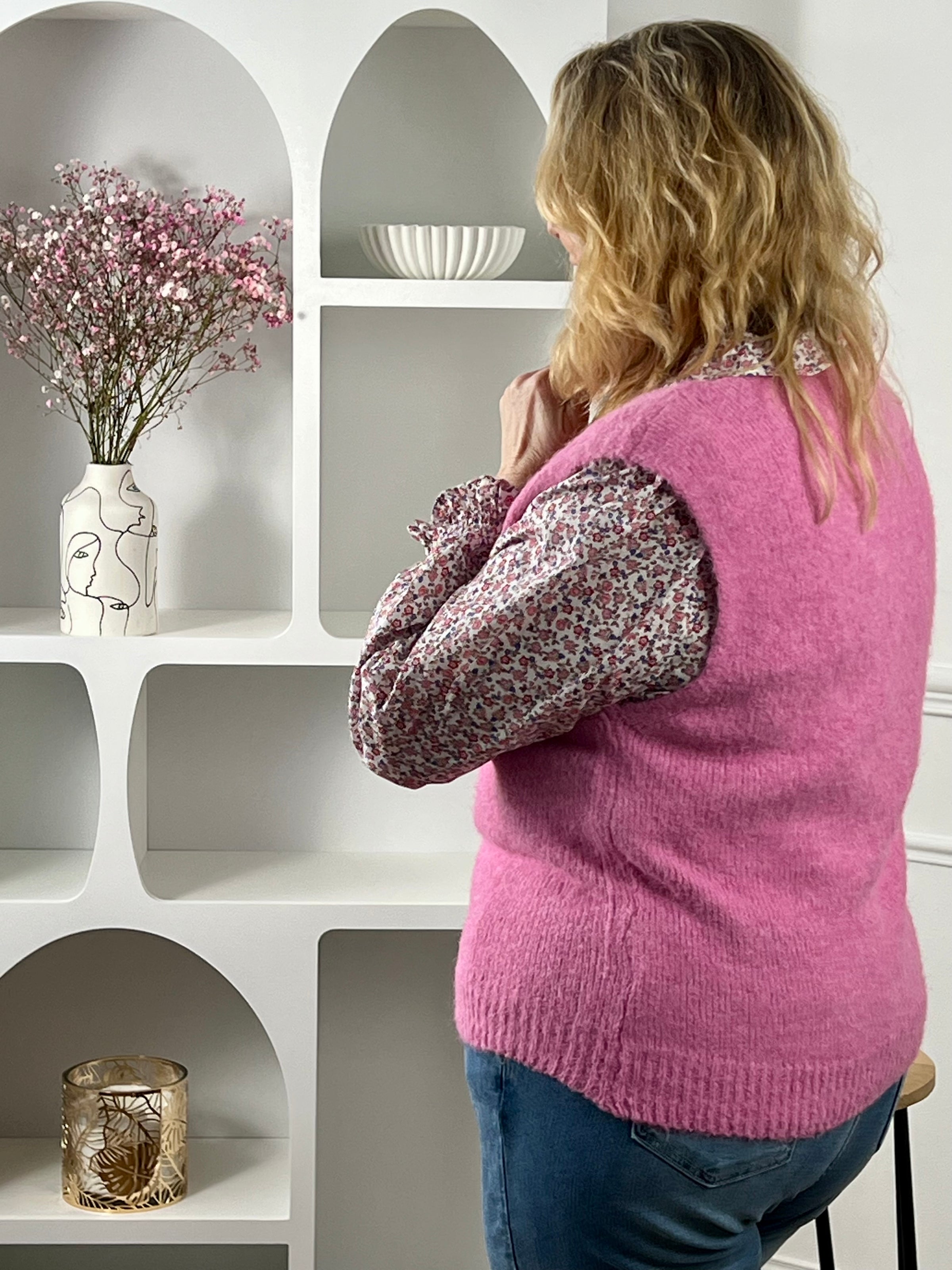 Craquez pour ce pull rose grande taille femme sans manches, idéal pour la mi-saison. Doté d’un col rond classique, il apporte une touche de douceur et de féminité à vos tenues. Sa couleur rose lumineuse sublime facilement vos looks du quotidien.