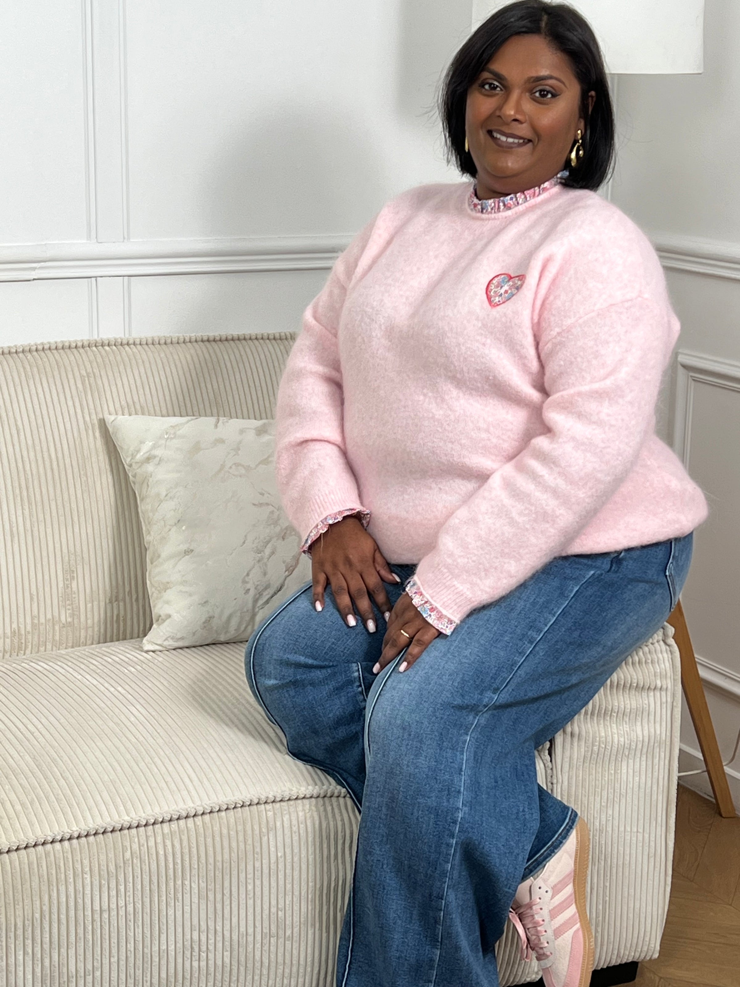 Confectionné en grande taille, ce pull rose séduira par son élégance intemporelle. Ses manches longues et son col V flatteront votre silhouette, tandis que les motifs floraux délicats ornant le col et les poignets ajoutent une touche de féminité. Le cœur brodé sur le devant, agrémenté de motifs floraux assortis, crée un détail charmant et personnel.&nbsp;