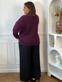 Pull violet grande taille vu de trois quarts dos, montrant sa coupe ample et sa finition côtelée sur les hanches – Daisie | Loïcia